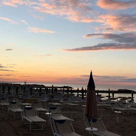 Loved By All - Loft Al Mare Con Free Parking Misano Adriatico Bagian luar foto